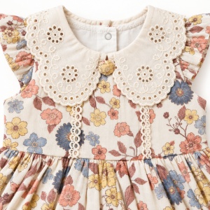 Rochita fetita cu imprimeu floral multicolor si guler alb, prezentare in decor