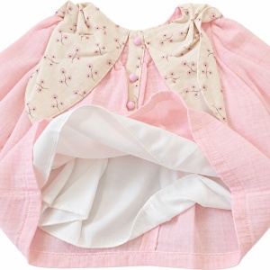 Rochita fetita roz cu bolero din dantela, prezentare in decor