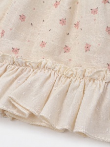Rochita fetite crem din bumbac cu imprimeu floral si volane elegante, prezentare in decor