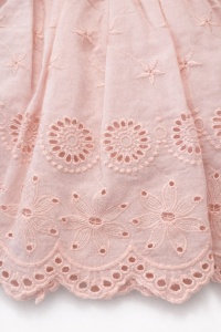 Rochita premium bebe fetita din bumbac cu broderie anglaise si boneta roz, set 4 piese - Img 3