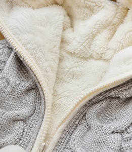 Salopeta bebe din lana cu gluga si interior imblanit, gri, pentru sezonul rece, prezentare in decor