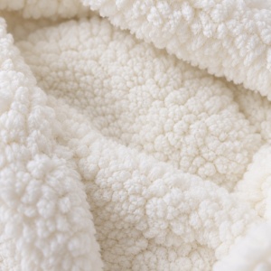 Salopeta bebe tricotata ivory imblanita cu gluga si urechiuse, prezentare in decor