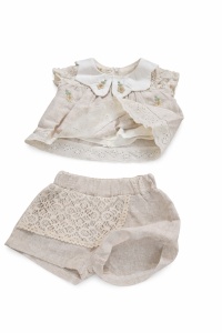 Set bebe 2 piese vara bluza pantaloni scurti bej flori dantela fete - Img 7
