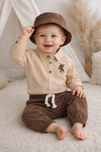 Set bebe baiat elegant body camasa bej pantaloni maro si palarie 3 piese casual