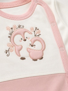 Set bebe fetita 3 piese roz din bumbac cu bluza pantalon si caciulita model pinguin - Img 4