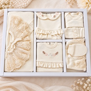 Set bebe fetita din bumbac 10 piese, crem, cu dantela si detalii florale - Img 2
