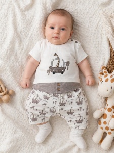 Set haine bebe baiat 2 piese bumbac premium – tricou si pantaloni scurti cu imprimeu girafa