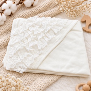 Set nou nascut 10 piese bumbac alb cu dantela, paturica, salopeta, body si accesorii - Img 5