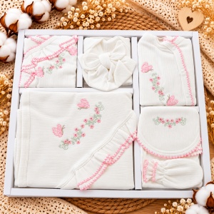 Set nou nascut 10 piese bumbac, alb roz, flori si fluturasi, paturica, salopeta si accesorii - Img 2