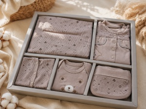 Set nou nascut 10 piese din 100% bumbac maro cappuccino cu paturica si imprimeu ursulet, prezentare in decor