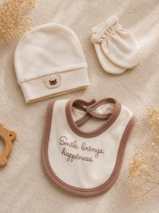 Set nou-nascut 10 piese din bumbac organic crem cu maro si ursulet, prezentare in decor