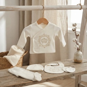 Set nou-nascut 5 piese bumbac alb cu coronita si pantaloni cu botosei integrati