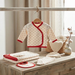 Set nou nascut 7 piese din bumbac crem cu inimioare rosii, paturica, body si pantaloni - Img 2
