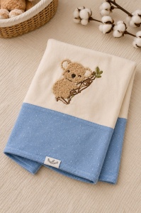 Set nou nascut 7 piese din bumbac organic albastru cu paturica, body si imprimeu koala, prezentare in decor