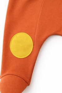 Set nou nascut bumbac 5 piese caramiziu cu girafa bluza pantaloni caciula baveta - Img 3