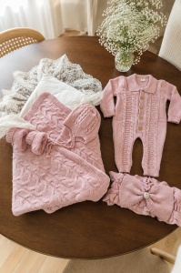 Set premium pentru bebe fetita din lana de oaie 4 piese cu port-bebe tricotat roz