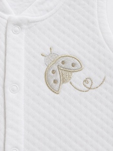 Vesta bebe alba matlasata din bumbac cu broderie buburuza si inchidere capse - Img 4