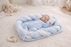 Baby nest bebe albastru cu stelute, cuib protector nou nascut, 60x80 cm