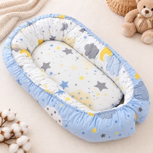 Baby nest bebe cuib pentru nou nascut model stelute si norisori bleu 50x70 cm, prezentare in decor