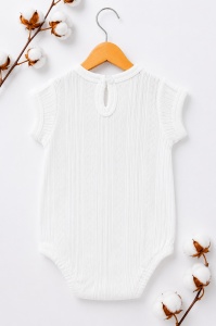 Body bebe alb din bumbac cu model ajurat si maneca scurta - Img 2