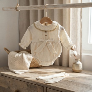 Body bebe fetita din muselina crem cu volane, funda si sosete asortate - Img 3