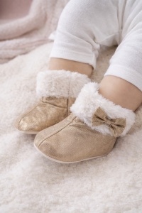 Cizmulite bebe maro sidefat cu fundita, blanita decorativa si talpa moale pentru bebelusi