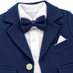 Costum bebe baiat bleumarin 3 piese sacou pantaloni body cu papion, prezentare in decor
