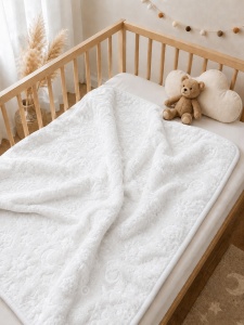 Paturica bebe alba cu model embosat 100x100 cm pufoasa moale pentru nou nascut