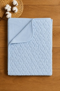 Paturica bebe bleu cu inimioare embosate 100x100 cm pufoasa moale pentru bebelusi