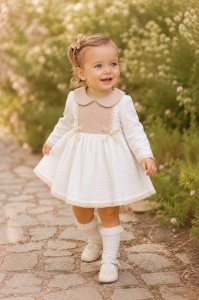 Rochita bebe fetite din muselina alba cu guler bej si fundite elegante