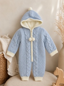 Salopeta bebe albastra din lana cu gluga si interior imblanit pentru sezonul rece, prezentare in decor