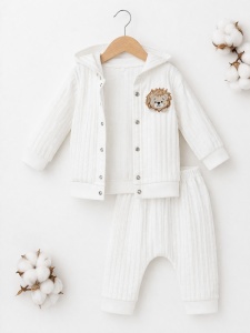 Set bebe 3 piese bumbac alb cu leu, body pantaloni hanorac nou nascut premium, fotografie de produs pe fundal alb