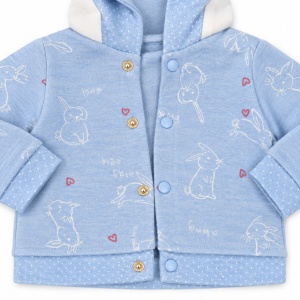 Compleu baiat bleu cu jacheta, bluza imprimata si pantaloni, prezentare in decor