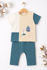 Set haine bebe baiat 2 piese bumbac premium – tricou cu barcute si pantaloni verzi, fotografie de produs pe fundal alb