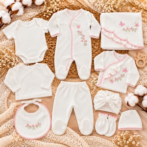 Set nou nascut 10 piese bumbac, alb roz, flori si fluturasi, paturica, salopeta si accesorii