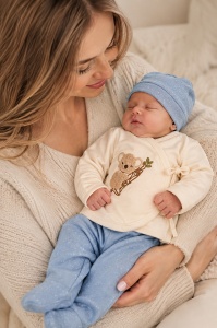 Set nou nascut 7 piese din bumbac organic albastru cu paturica, body si imprimeu koala, prezentare in decor