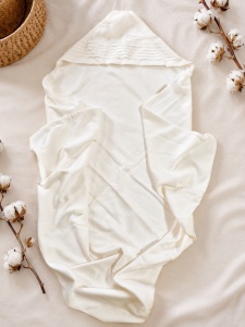 Set nou nascut elegant 10 piese din 100% bumbac alb cu papion bleumarin si paturica, detaliu material si finisaje