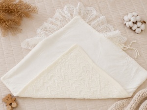 Set premium 4 piese pentru bebe fetita din lana de oaie cu port-bebe tricotat, salopeta, caciulita, botosei, prezentare in decor