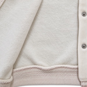 Trening vatuit fetita 2 piese roz pudrat si crem cu jacheta varsity si pantaloni, prezentare in decor