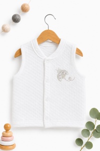 Vesta bebe alba matlasata din bumbac cu broderie buburuza si inchidere capse