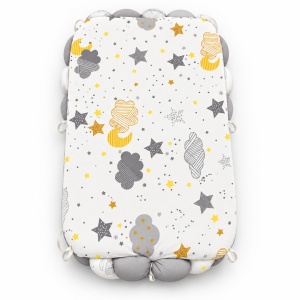 Baby nest impletit 60x80 cm cu pernuta, model gri cu alb stelute si norisori - Img 5
