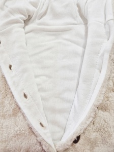 Combinezon bebe crem cu gluga ursulet, material pufos si maneci tricotate din lana - Img 4
