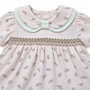 Compleu bebe fetita roz si ivory cu imprimeu floral, pantaloni si bentita, prezentare in decor