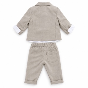 Costum bebe baiat bej nisipiu 3 piese sacou pantaloni camasa alba cu papion, fotografie de produs pe fundal alb