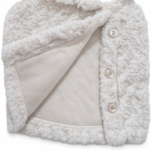 Compleu fetita cu geaca teddy crem, bluza imprimata si pantaloni roz pudrat, prezentare in decor