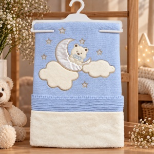 Paturica bebe imblanita 85x95 cm, tricot bleu, cu ursulet, luna si stelute