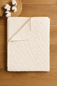 Paturica bebe ivoire cu inimioare embosate 100x100 cm pufoasa moale pentru nou nascut - Img 2