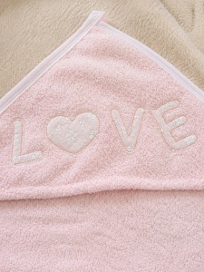 Prosop bebe cu gluga din bumbac roz cu broderie LOVE, 80x90 cm - Img 3