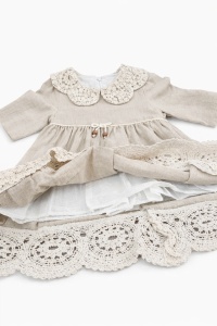 Rochie bebe fetita bej din in cu dantela si guler elegant - Img 3