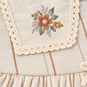 Rochita fetita ivory plisata cu guler si broderie, prezentare in decor